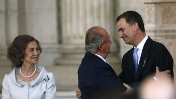 el rey juan carlos firmo la abdicacion para que asuma felipe su reinado el rey juan carlos firmo la abdicacion para que asuma felipe su reinado