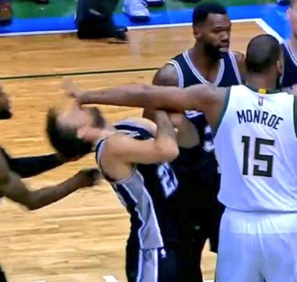 El momento del duro impacto de Monroe sobre el argentino