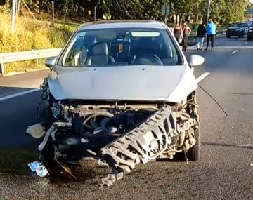 Caos vehicular en la Dellepiane: dos autos chocaron y bloquearon el acceso hacia Provincia