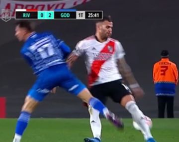 ¿Y el VAR? González Pírez metió un terrible planchazo y solo fue amonestado