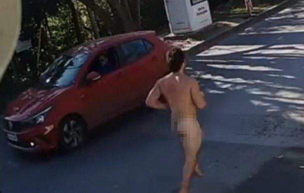 Filman a un hombre corriendo desnudo por La Plata