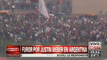 las fanaticas de justin bieber coparon el obelisco las fanaticas de justin bieber coparon el obelisco