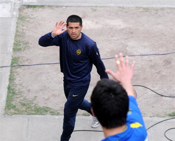 riquelme saludando