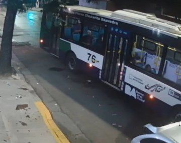 Impresionante choque de un colectivo en Caballito: impactó contra un container de basura y embistió a dos autos