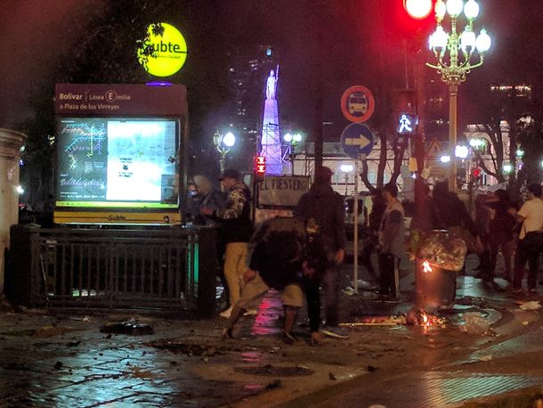 Los destrozos se produjeron al final de la multitudinaria marcha en Plaza de Mayo