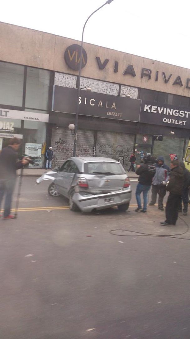 Abogado borracho chocó contra dos autos, un colectivo y atropelló a un agente de tránsito