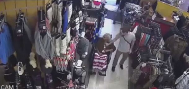 VIDEO: Le robó a una señora de 93 años que estaba en silla de ruedas