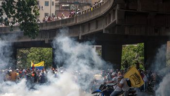 ya son dos los muertos en la masiva marcha contra maduro ya son dos los muertos en la masiva marcha contra maduro
