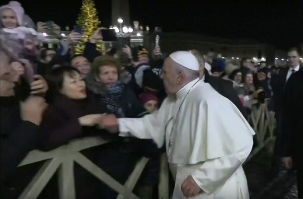El papa Francisco se enojó con una mujer que lo tironeó del brazo