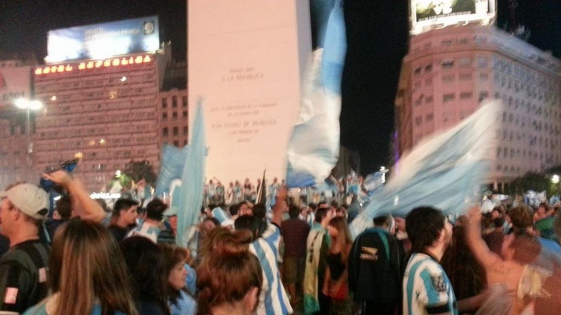 Miles De Hinchas De Racing Celebraron El Título En El Obelisco Porteño