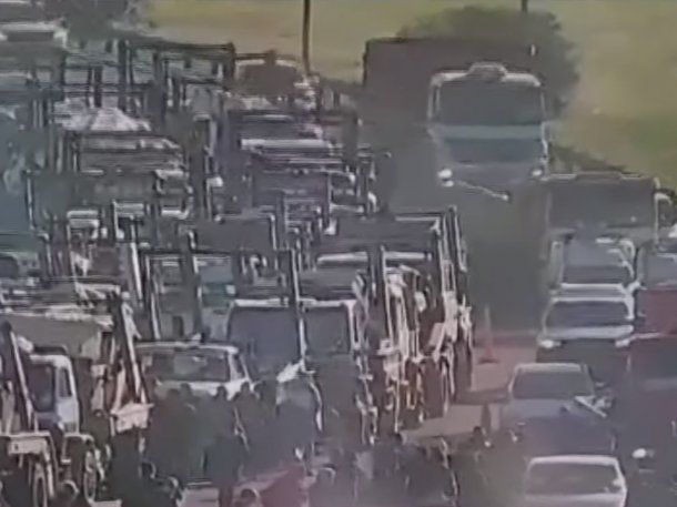 Caos en Camino del Buen Ayre por piquete de volqueteros