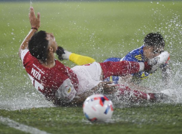 Bajo un diluvio y tras una suspensión de 23 minutos, Independiente y Boca empataron