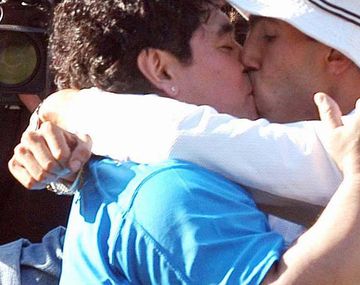 El recordado pico entre Diego Maradona y Carlos Tevez.&nbsp;