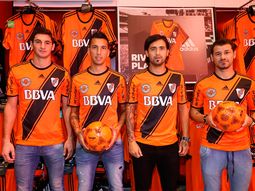 historia pura: river presento oficialmente su camiseta naranja historia pura: river presento oficialmente su camiseta naranja