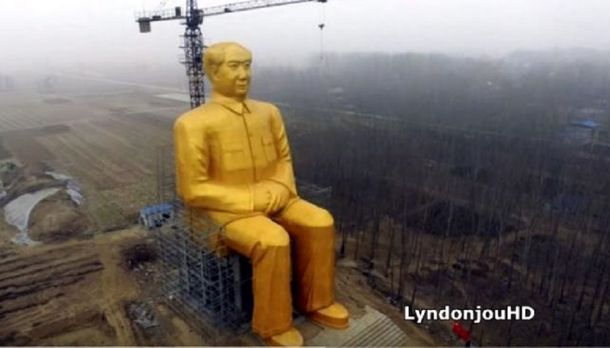 Una gigante estatua dorada de Mao Zedong en pleno campo de China