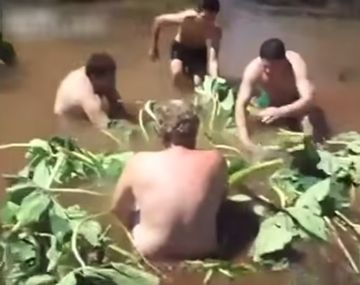 Limpiaban una alcantarilla y los chupó