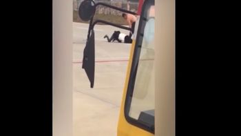 Pareja de chinos peleando en el aeropuerto Pareja de chinos peleando en el aeropuerto