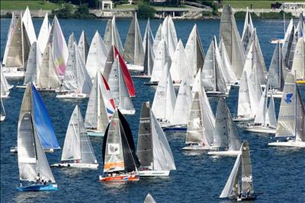 Veleros cruzan la línea de meta de la carrera Bol dOr
