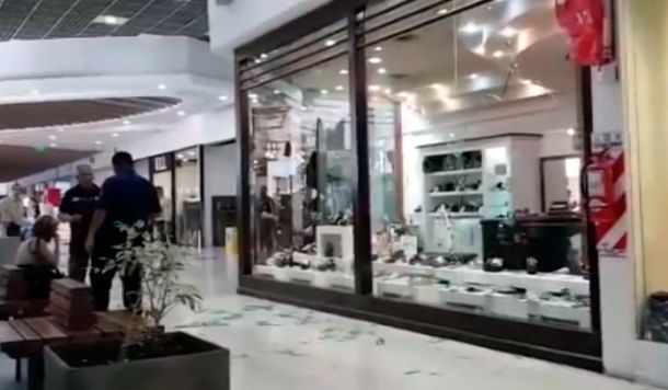 La mujer destrozó los vidrios de ambos locales con un martillo