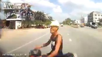Choque entre una moto y un vehículo en Tailandia Choque entre una moto y un vehículo en Tailandia