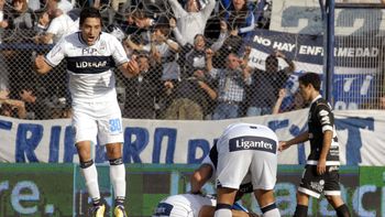 gimnasia le gano a all boys y alcanzo a river en lo mas alto de la tabla