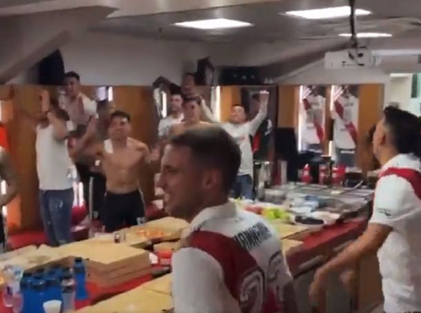 Que de la mano...: el festejo del plantel de River en el vestuario