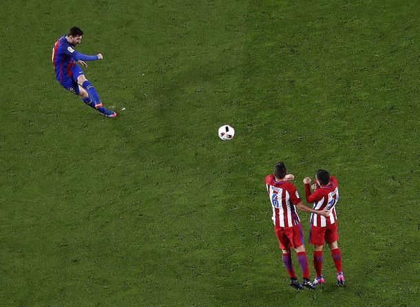 Messi pateó un tiro libre y la pelota se estrelló en el travesaño