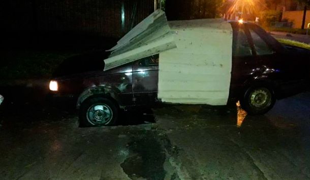 Sacó la cabeza por la ventana porque no le andaba el limpiaparabrisas y murió tras impactar con un volquete