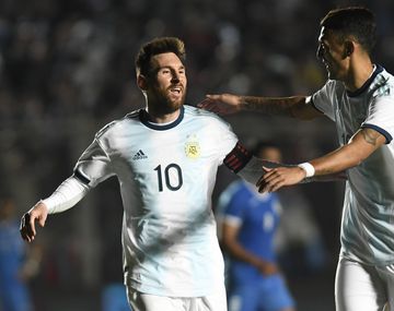 Lionel Messi con Matías Suárez