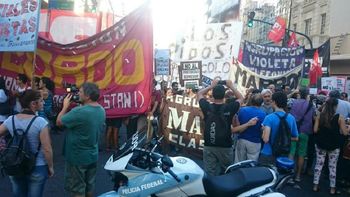 #sinprotocolo la policia por no libero el corte de corrientes y callao #sinprotocolo la policia por no libero el corte de corrientes y callao