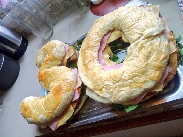 El viral del día: su prima cumplió 30 años y le regaló una torta-sánguche de milanesa