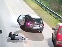 Escalofriante video: se tiró de un auto cuando el chofer de la app cambió el recorrido
