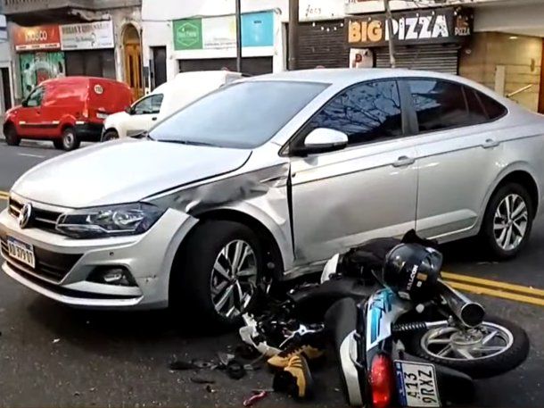 Fuerte choque en Nueva Pompeya dejó a un motociclista herido