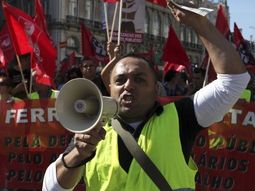 portugal: miles de personas se manifestaran contra el ajuste portugal: miles de personas se manifestaran contra el ajuste