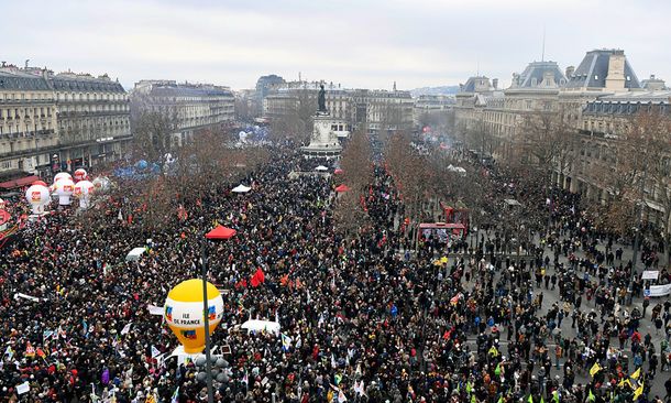 ¡Luis XVI fue decapitado, con Macron podemos repetir!: el canto en París por la reforma jubilatoria