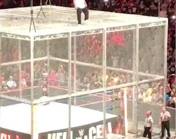 El terrible accidente de un peleador de lucha libre tras caer desde lo más alto de una jaula