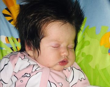 Asombroso: bebé nace con mucho más pelo que lo normal