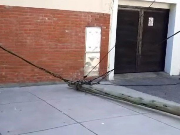 Villa Soldati: vecinos reclaman por caída de postes de luz y falta de suministro eléctrico