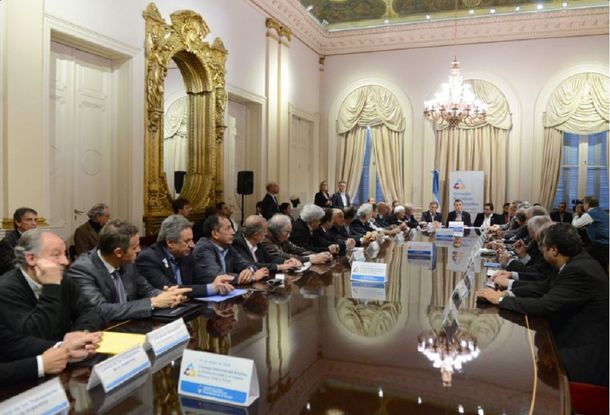 El Gobierno acordó elevar el salario mínimo a 8.060 pesos en enero