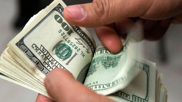 El dólar trepa otros 12 centavos y marca un nuevo récord de $15,25