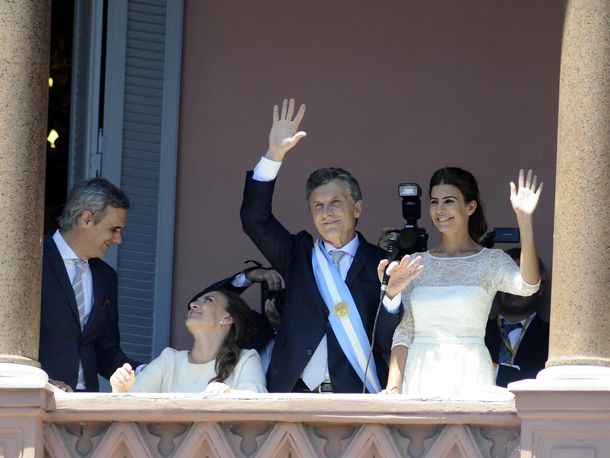 Macri tomó los atributos y se mostró eufórico en el balcón de la Casa Rosada