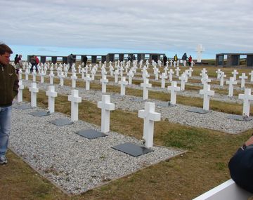Argentina reclama al Reino Unido avanzar con identificación de caídos en Malvinas