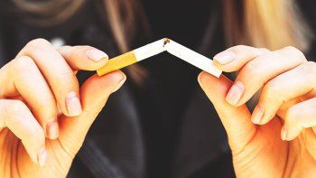 Francia prohibirá fumar en plazas, parques y en zonas escolares