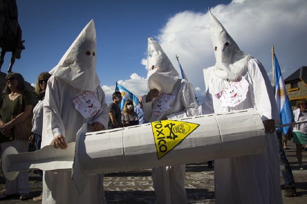 Indignante: el banderazo opositor en Bariloche tuvo hasta manifestantes vestidos del Ku Klux Klan