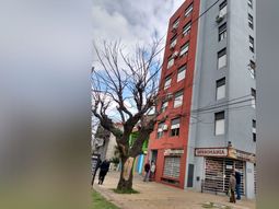 por filmar un video para tik tok: un nene de 12 anos cayo al vacio desde la terraza de un edificio de seis pisos por filmar un video para tik tok: un nene de 12 anos cayo al vacio desde la terraza de un edificio de seis pisos