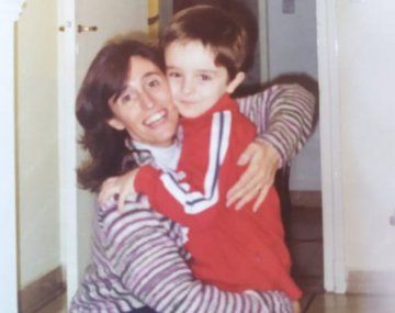 Inseguridad en Córdoba: Tomás junto a su mamá. Foto @Tomyrr321