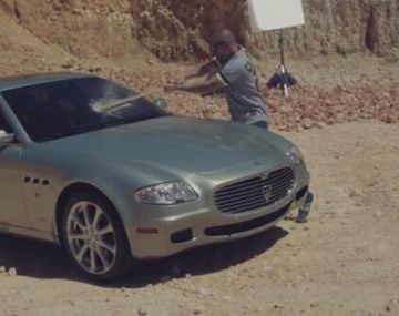 ¡Increíble! René de Calle 13 destruyó su lujoso auto con un bate de béisbol