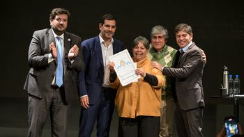 axel kicillof entrego 299 escrituras a familias de dolores: hace falta un estado presente axel kicillof entrego 299 escrituras a familias de dolores: hace falta un estado presente