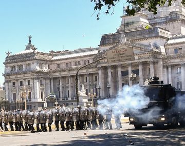 Batalla infernal con piedras y balas