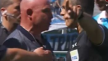 El entrenador se sacó y vio la roja El entrenador se sacó y vio la roja